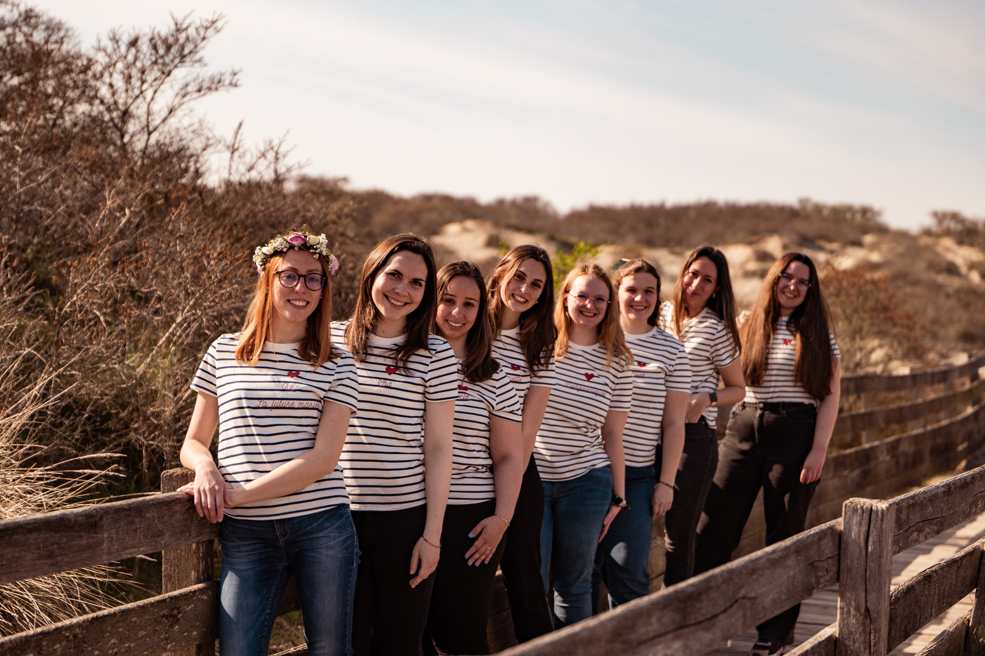 Photographie d'un groupe d'amies lors d'un EVJF sur un ponton en bois revenant de la plage du Touquet-Paris-plage