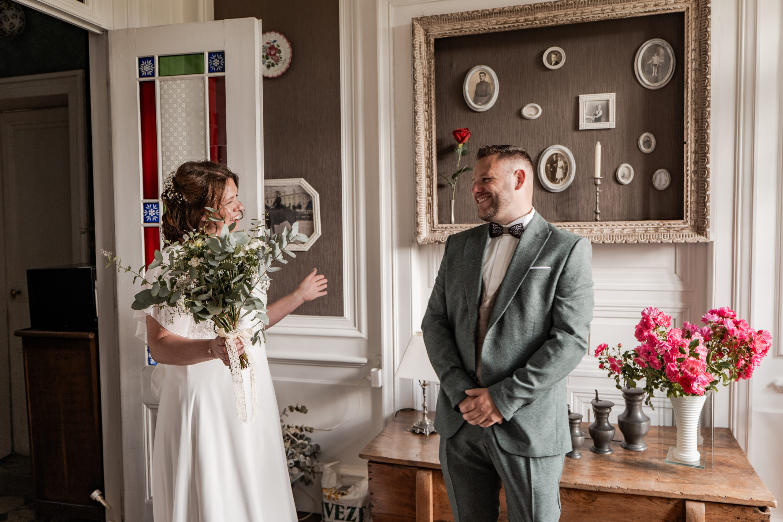 Photographie d'un couple de mariés qui viennent de se découvrir dans leur tenue de mariage