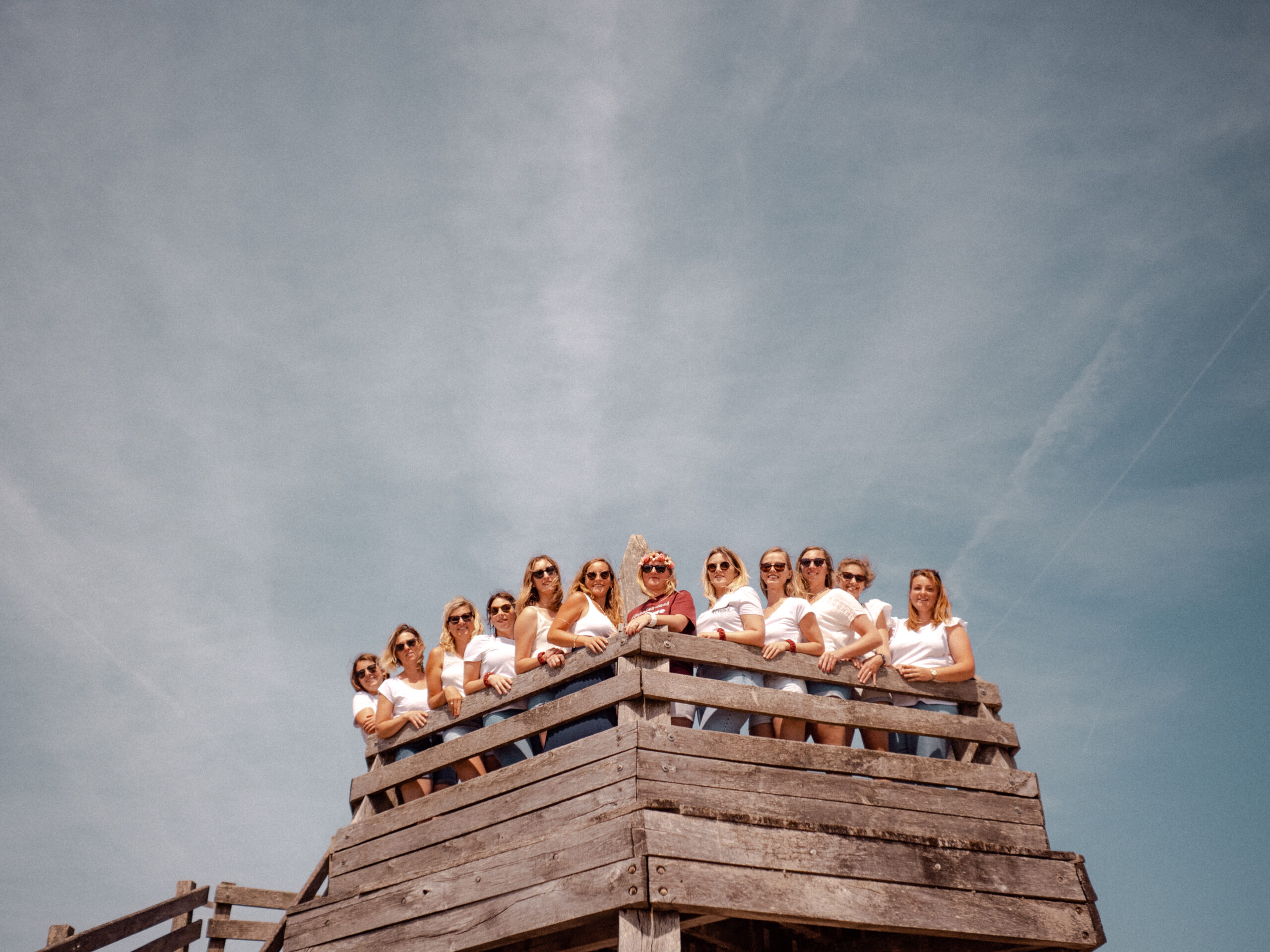 Photographie d'un groupe d'amies en haut d'un observatoire en bois sur la plage du Touquet-Paris-plage lors d'un EVJF