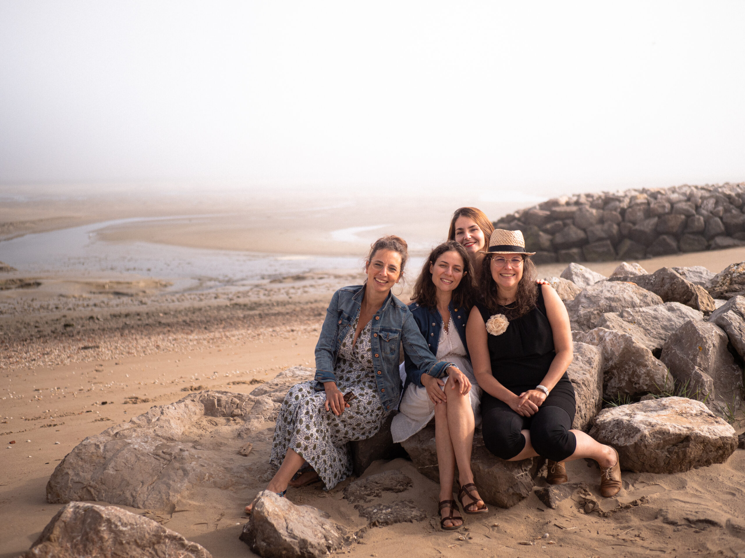 Photographie d'un groupe d'amies assises sur un roche sur la plage du Touquet-Paris-plage lors d'un EVJF