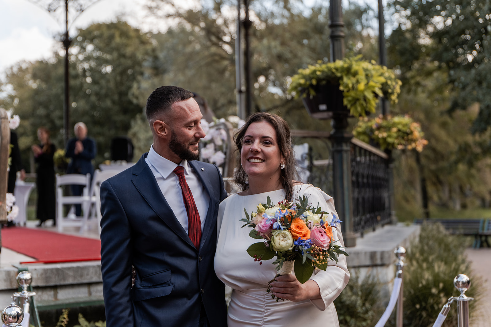 Photographie d'un couple de mariés s'enlaçant à la sortie de leur cérémonie civile de leur mariage à Ostende en Belgique