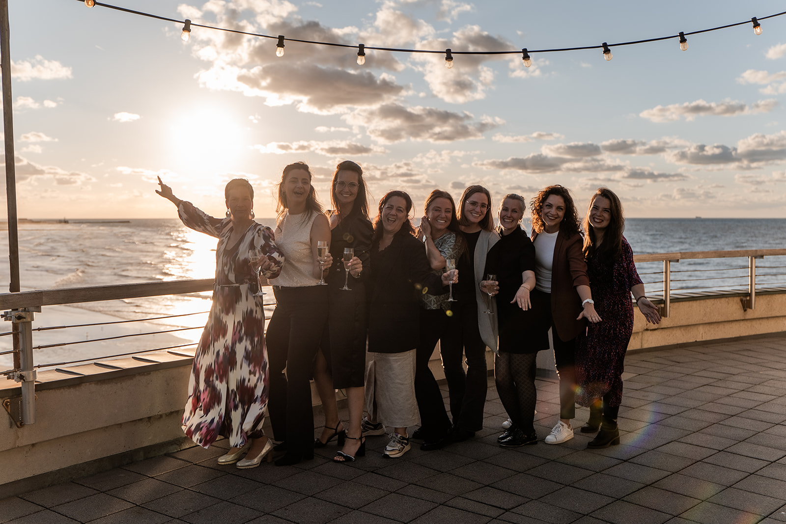 Photographie d'un groupe d'amies sur la terrasse du Pier de Blankenberge lors d'une séance photo de groupe d'un mariage