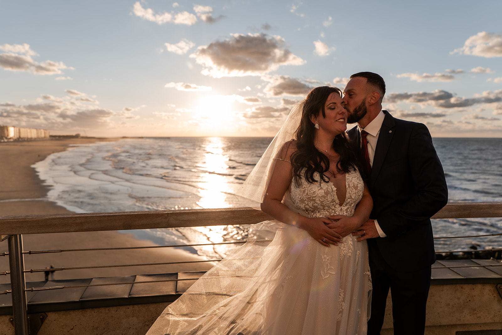 Photographie d'un couple de mariés sur la terrasse du Pier au dessus de la plage de Blankenberge lors de leur mariage