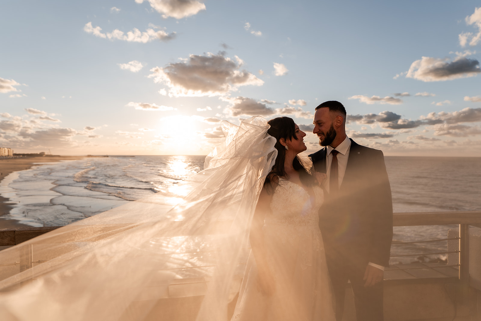 Photographie d'un couple de mariés sur la terrasse du Pier au dessus de la plage de Blankenberge lors de leur mariage