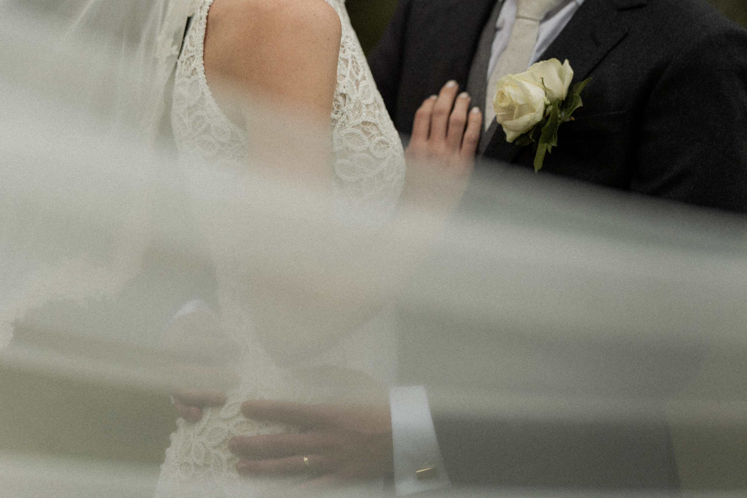 Photographie en couleurs et en gros plan d'un couple s'enlaçant